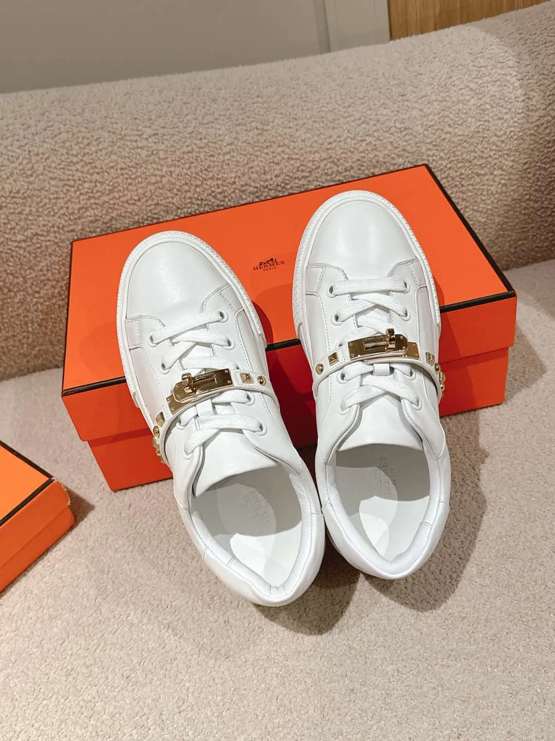 👟👟Ex-factory price 600👟👟Hermes top version couple model Epsom calfskin and calfskin loafer style lace-up sneakers, with functional rose gold-plated Kelly shoe buckles. Create a stylish urban look. Fabric: Specific cowhide/canvas material Lining: Sheepskin lining Outsole: Original molded TPU outsole Size: 35-45